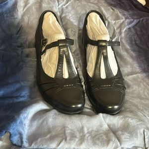 Comfortable Black Mary Jane pump. Earth brand